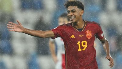 يامال يُحطم رقمان تاريخيان بعد مشاركته مع إسبانيا بعمر 16 عامًا