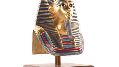 تمثال رأس توت عنخ آمون للمكرمين بمهرجان الغردقة الدولي لسينما الشباب