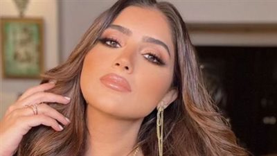 مي عمر بفستان جريء.. وسعره صادم (صور)