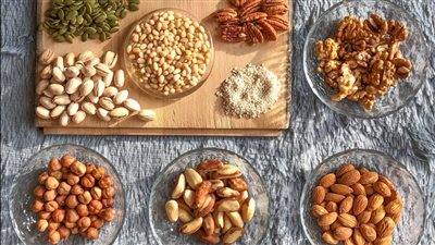 تساعد المكسرات على استعادة سلامة الغشاء المخاطي للقولون.. دراسات توضح