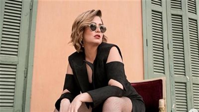 بصيحة البنطال الممزق.. هنا شيحة تخطف الأنظار في شوارع هولندا