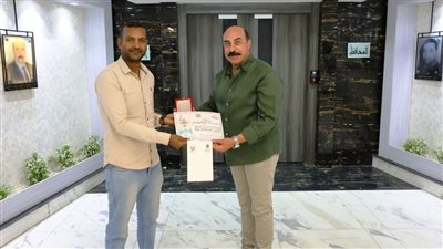 محافظ أسوان يكرم شابًا 