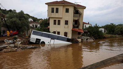  ليبيا.. الإعصار يقتلع الأشجار ويغرق آلاف المنازل 