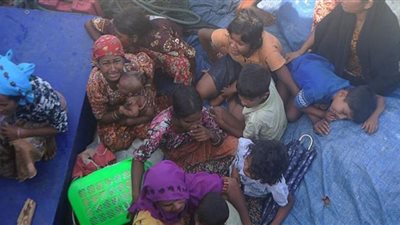 إندونيسيا تساعد قارباً يحمل مهاجرين من ميانمار