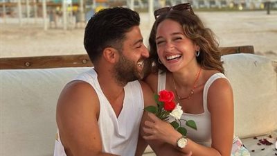 بلقطة رومانسية.. نور إيهاب تخطف الأنظار بجوار خطيبها