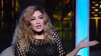 ممثلة شهيرة تهاجم الفنانات وتكشف موقف جمعها بالراقصة دينا