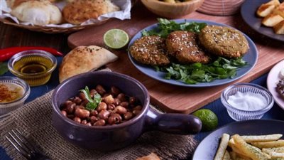 استشاري تغذية تطالب بتناول الفول والطعمية لتحسين صحة القلب.. فيديو