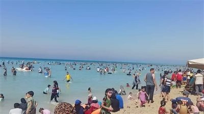 آلاف المصطافين على شواطئ رأس سدر بجنوب سيناء