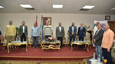 محافظ أسيوط يكرم أعضاء فريق مبادرة 