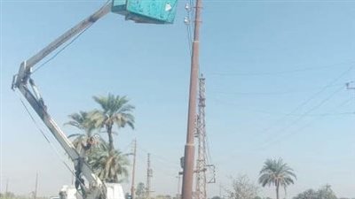 حملات لصيانة أعمدة وكشافات الإنارة بطرق وشوارع المنيا 