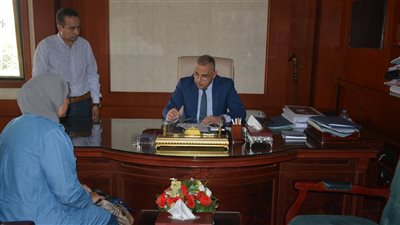 محافظ سوهاج يلتقي 215 مواطن لبحث مطالبهم 