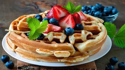 في 5 دقائق.. اصنعي وافل بالشوكولاتة والفواكه اللذيذة