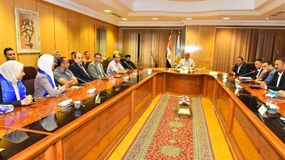 محافظ أسيوط يلتقي أعضاء برلمان طلائع شباب للاشتراك في زيارة المشروعات القومية