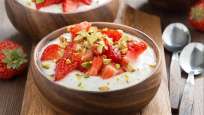 غني بالكالسيوم| طريقة عمل زبادي بالفراولة والفستق