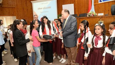محافظ أسيوط يوزع 350 حقيبة مدرسية على الطلاب  