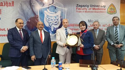 جامعة الزقازيق تُكرِّم وكيل صحة الشرقية على جهوده في تطوير المنظومة الصحية