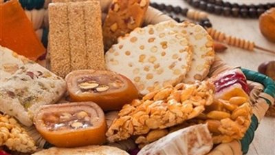 «الملبن» و«السمسمية» و«الحمصية» تتربع على عرش حلوى المولد النبوي بالمنيا 