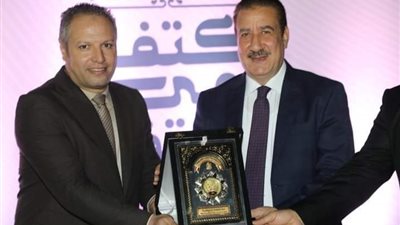 محافظ المنوفية يُكرم مدير العلاقات العامة لتفانيه في العمل وحرصه على التميز 