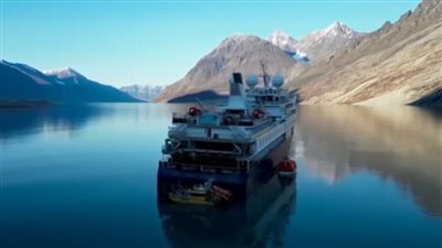 شاهد: تحرير سفينة جانحة على متنها 206 أشخاص 