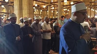 المصلون بالجامع الأزهر يؤدون صلاة الغائب ترحما على أرواح الضحايا 