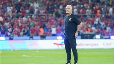 السوبر الأفريقي.. الجهاز الفني للأهلي يُعاين أرض الملعب قبل مواجهة اتحاد العاصمة(صور)