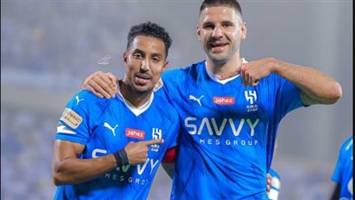 الهلال يتقدم على الرياض بثنائية في الشوط الأول