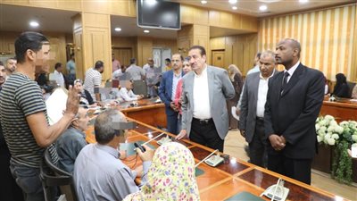  محافظ المنوفية يسلم مساعدات مالية وعينية لـ 150 حالة إنسانية 