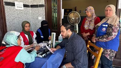 وكيل صحة الإسماعيلية يتفقد سير العمل بالوحدة المتنقلة للكشف عن سرطان الثدي