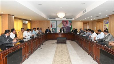 محافظ الفيوم يناقش مع رؤساء المدن ومسئولي التموين آليات ضبط الأسواق 