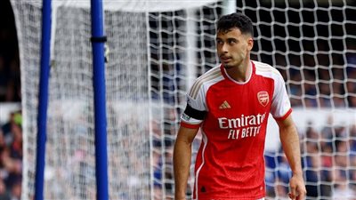 الحكم يحرم مارتينيلي من هدف واللاعب يخرج مصابًا أمام إيفرتون