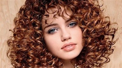 لصاحبات الشعر الكيرلي.. 5 نصائح للحفاظ عليه