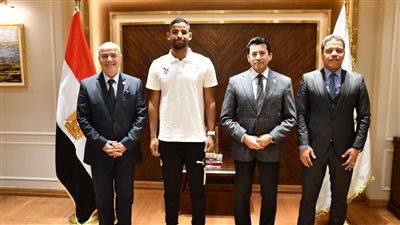 أشرف صبحي يستقبل “باشا” لاعب المنتخب الأولمبي وأحد أبناء دوري مراكز الشباب