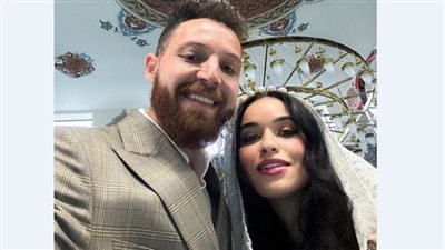 قبل الحذف.. صور من حفل زفاف محمود حجازي| فستان جريء وورود زرقاء