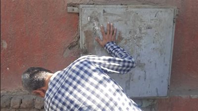 حي شرق أسيوط ينفذ عملية فحص لوحات الإضاءة الموجودة بشارع بين الخزانيين