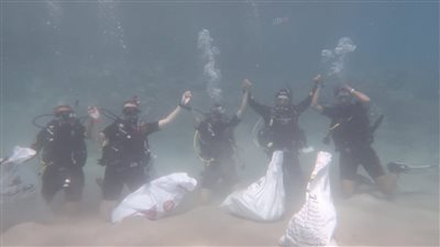 جمع 2 طن مخلفات في مبادرة نظافة قاع البحر بمشاركة سياح بالغردقة