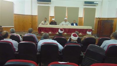 مدير عام العلوم العربية والدينية بأزهر سوهاج يلتقي موجهي المنشاة ودار السلام