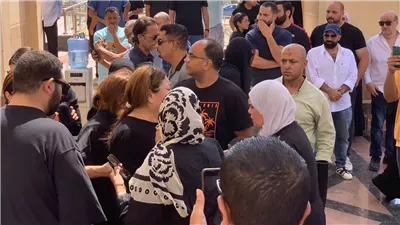 انهيار المخرجة منال الصيفي أثناء تشييع جثمان زوجها الراحل أشرف مصيلحي
