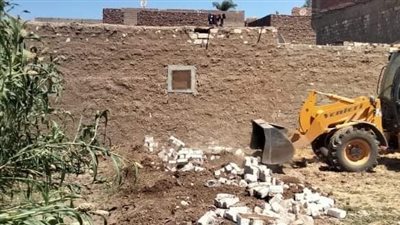 إزالة فورية لحالة تعدى بقرية الأشراف بقنا