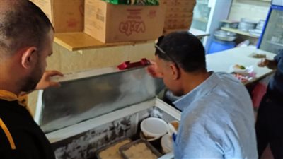 محافظة الجيزة تضبط ١٢ طن مقطعات دواجن ومصنعات لحوم غير صالحة للاستهلاك الآدمي 