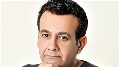 أسامة  منير أول الحاضرين فى عزاء شقيق محمد فؤاد 