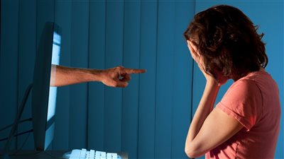 إحالة المتهم بابتزاز فتاة بمحادثات خاصة للجنايات