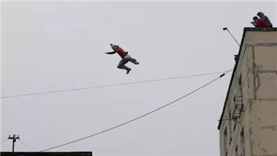 تحريات عاجلة لكشف ملابسات مصرع شخص بعد سقوطه من عقار في أكتوبر