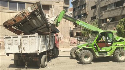 الجيزة ترفع إشغالات وتعديات بشوارع محيطة بمحطات مترو الخط الثالث بإمبابة