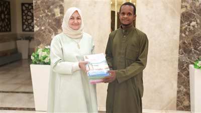 مستشار شيخ الأزهر تلتقي الطالب صاحب رحلة الدراجة من غينيا إلى مصر 