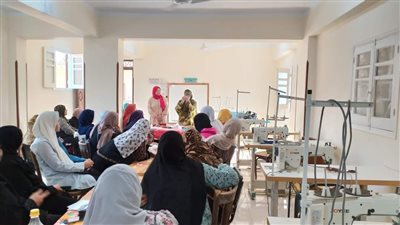منصة أيادى مصر بالأقصر تنظم دورة تدريبية لتعليم الخياطة بأرمنت