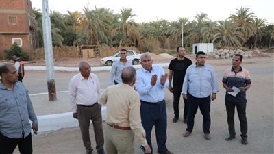 محافظ الوادي الجديد بتفقد سير أعمال تطوير ميادين مركز الداخلة