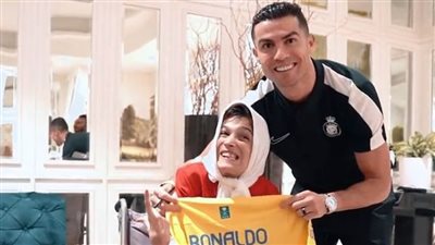 الرسامة الإيرانية تلتقي رونالدو في مقر بعثة النصر (فيديو)