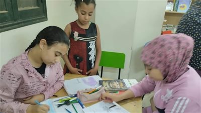 مكتبة الطفل والشباب بباريس تنظم ورشة عمل لتعليم الأطفال الرسم على الزجاج