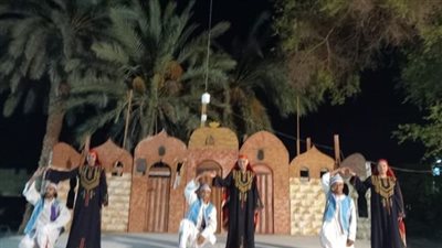 قصر ثقافة الخارجة يعرض فنون شعبية مميز على مسرح قصر الثقافة المكشوف