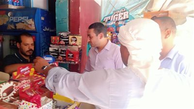 حملات توعية للمحلات التجارية بأهمية صندوق النظافة بحي شرق أسيوط